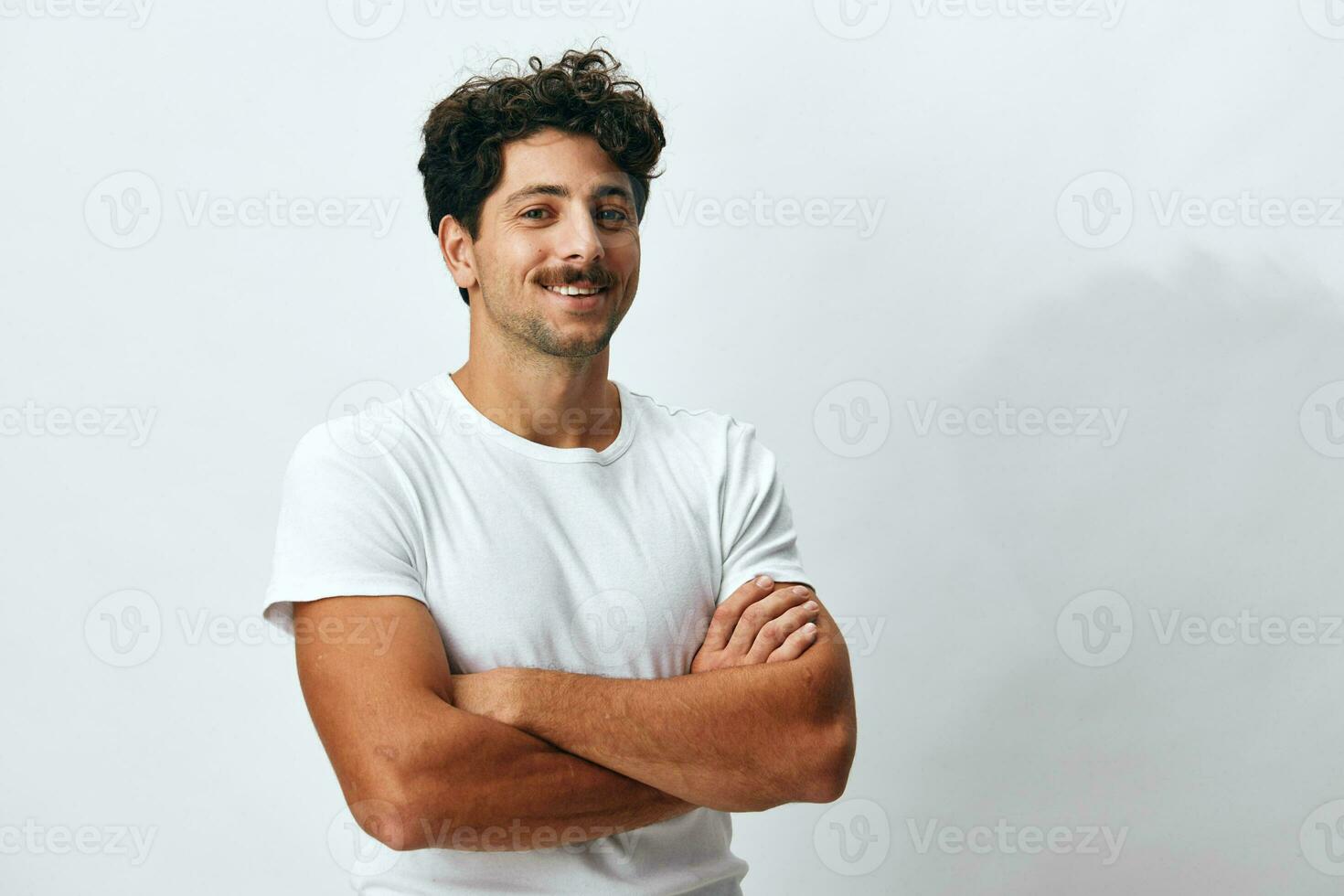 homem estilo de vida retrato hipster sério camiseta isolado pessoa branco fundo americano sorrir confiante moda foto