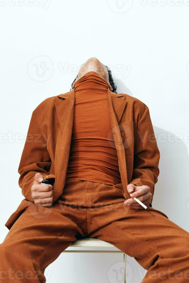retrato homem bege adulto moda pensativo camisa encaracolado cigarro fumar sentado estilo de vida aluna face foto
