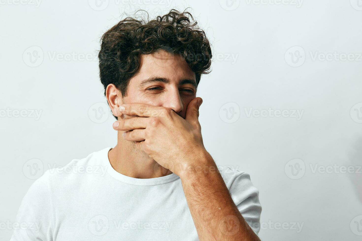 homem moda sucesso aluna retrato estilo de vida camiseta hipster branco isolado sorrir fundo foto