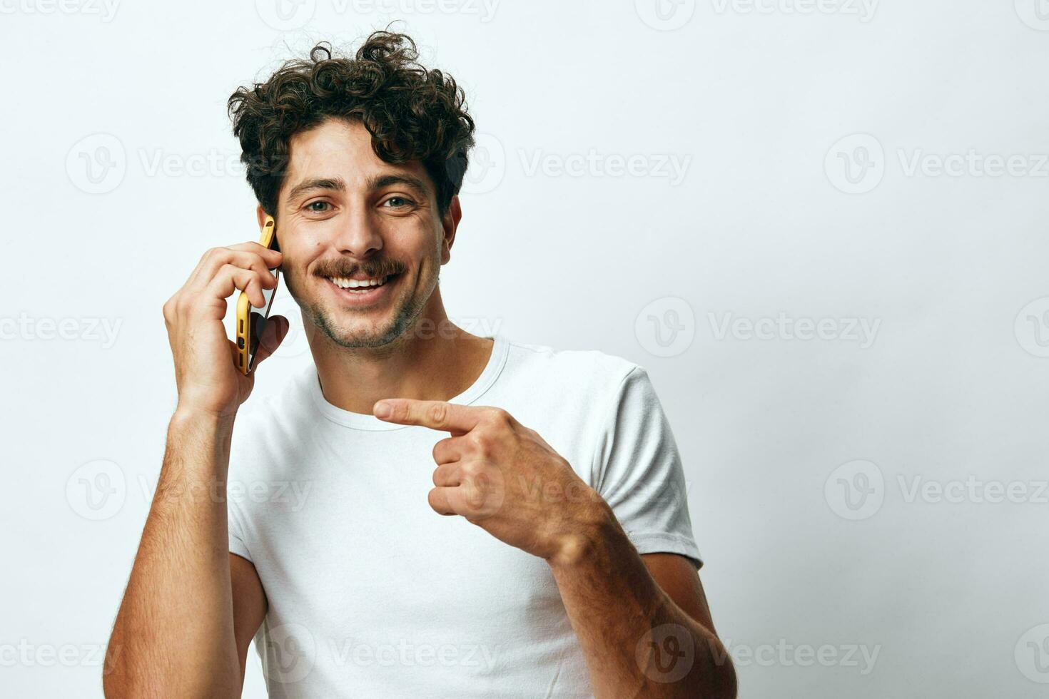 segurando homem branco mensagem estilo de vida conectados tecnologia telefone retrato camiseta hipster foto