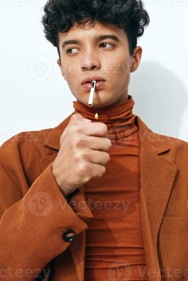 retrato homem sentado moda cigarro pensativo fumar bege foto