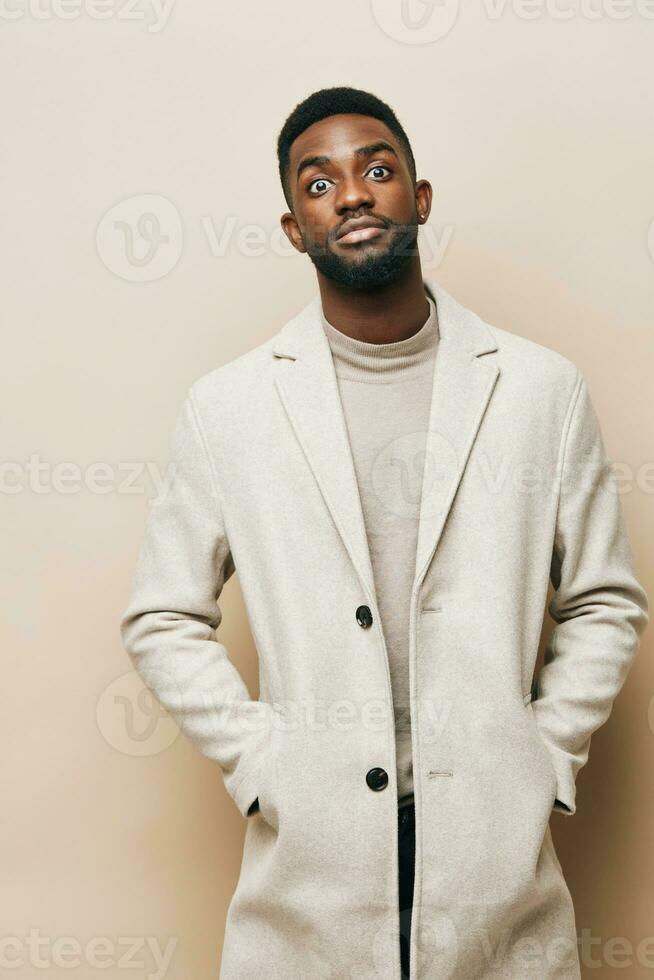 homem jovem africano pessoa sorrir cara americano Preto bege retrato africano americano fundo foto