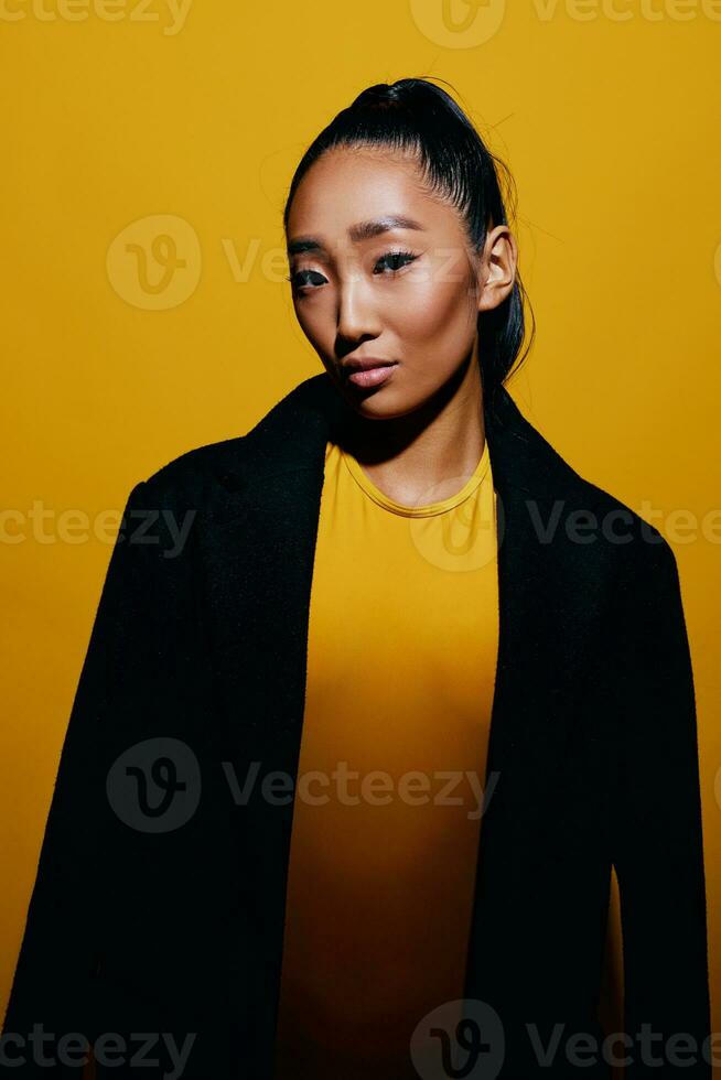 na moda mulher amarelo sorrir retrato beleza mão surpreso moda roupa de banho verão fêmea foto