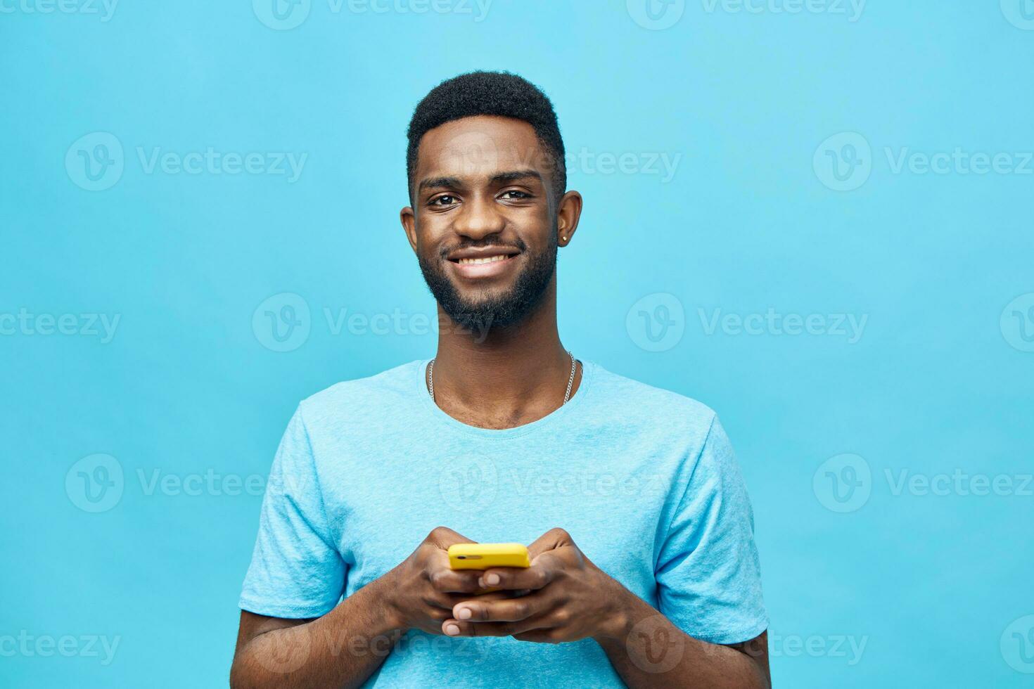 sorrir homem fundo tecnologia sorridente telefone Móvel jovem africano Preto feliz cara foto