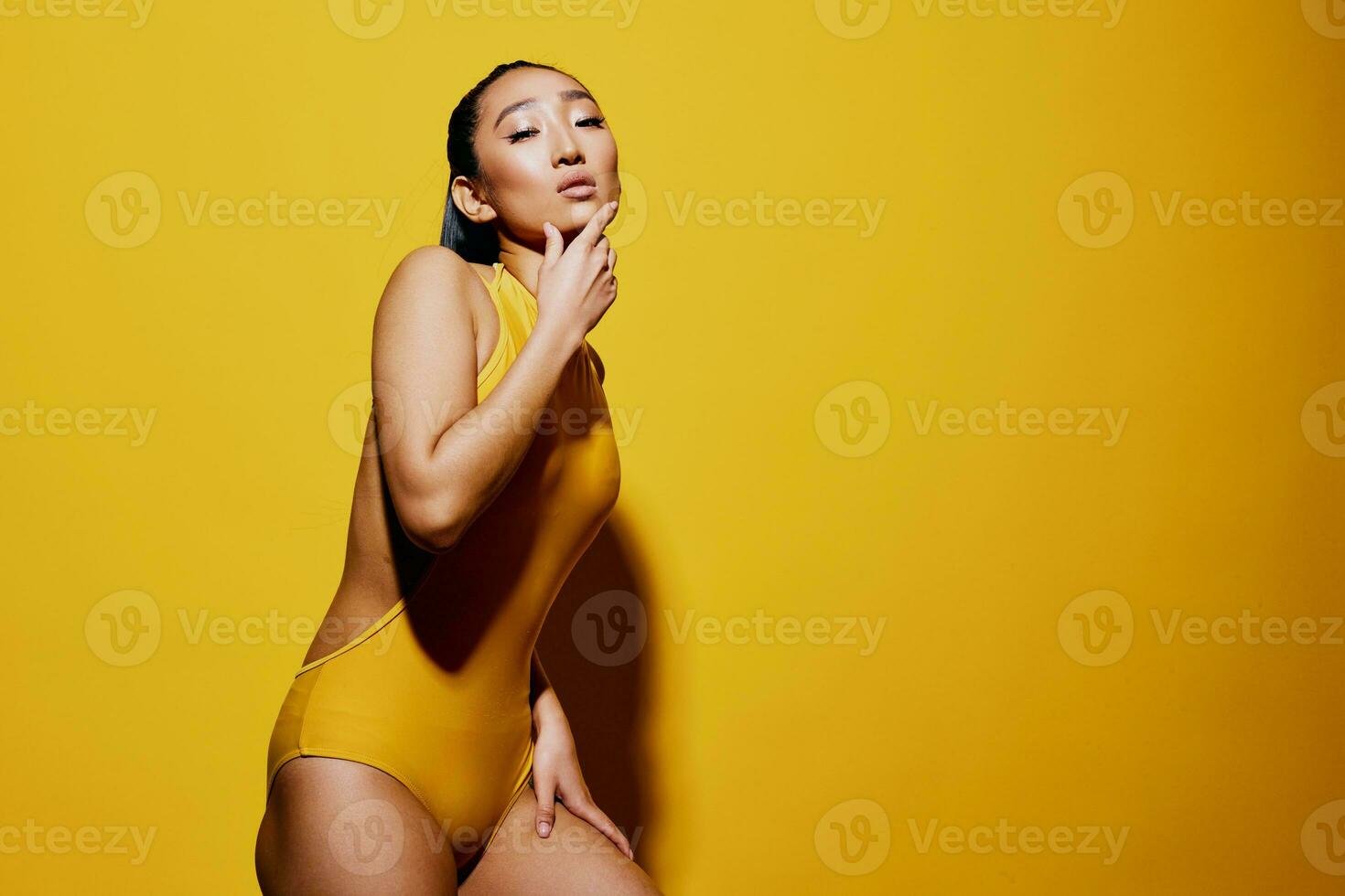 mulher moda surpreso alegre fechar-se amarelo verão sorrir retrato olhos roupa de banho estilo beleza na moda foto