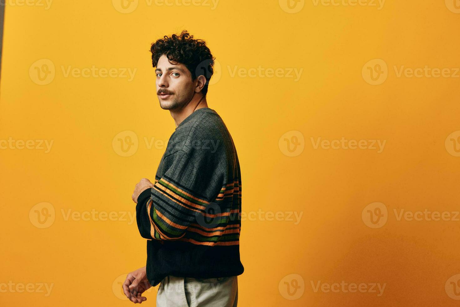 homem aluna fundo pensativo retrato sorrir laranja suéter branco na moda sério moda feliz foto