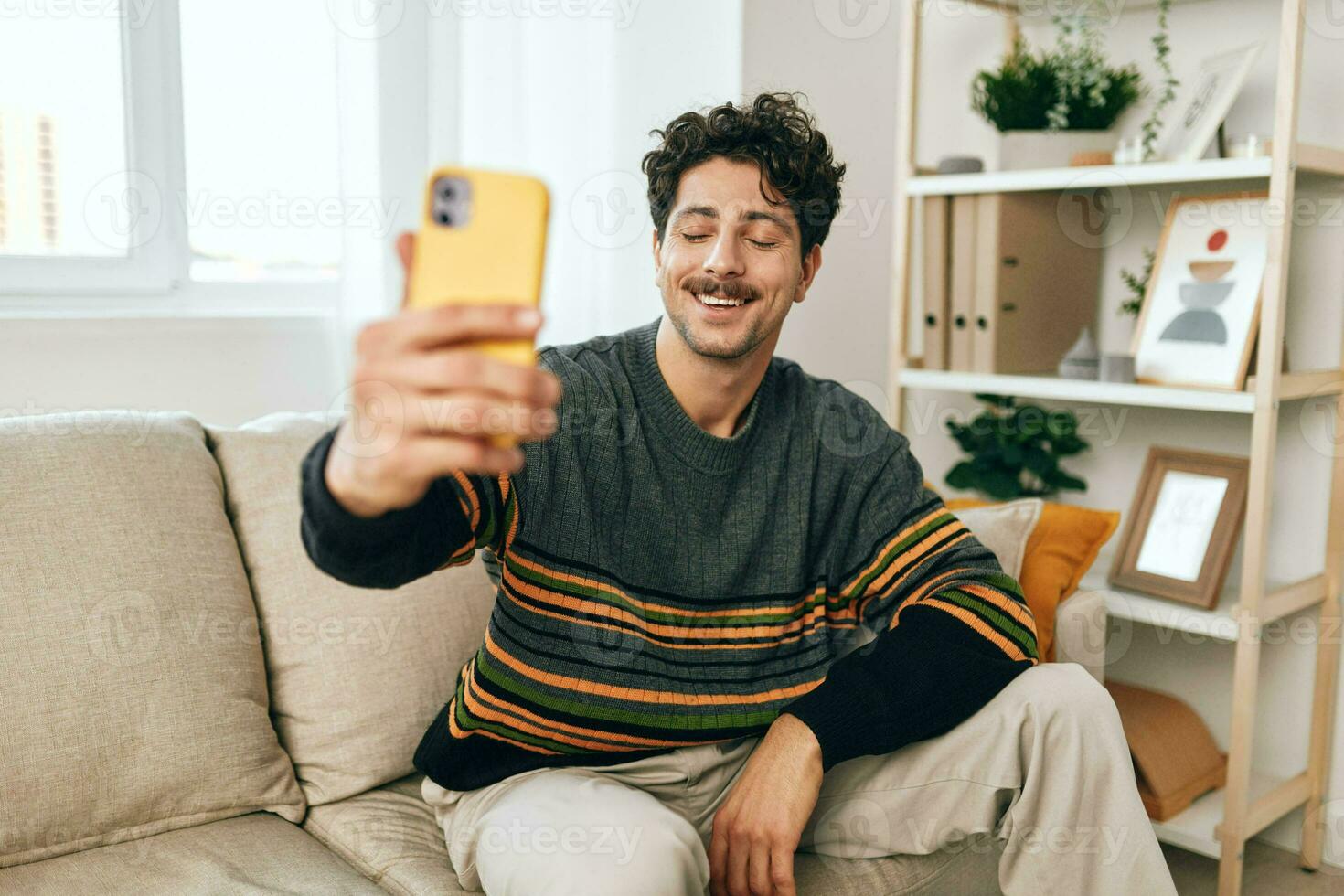 homem digitando selfie casa mensagem estilo de vida telefone comunicação foto