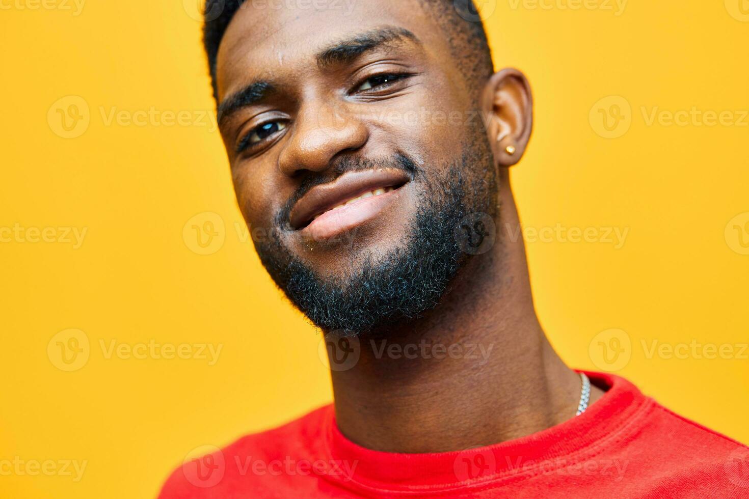 homem moda fundo vermelho americano branco cabeça laranja retrato Preto americano africano cara foto