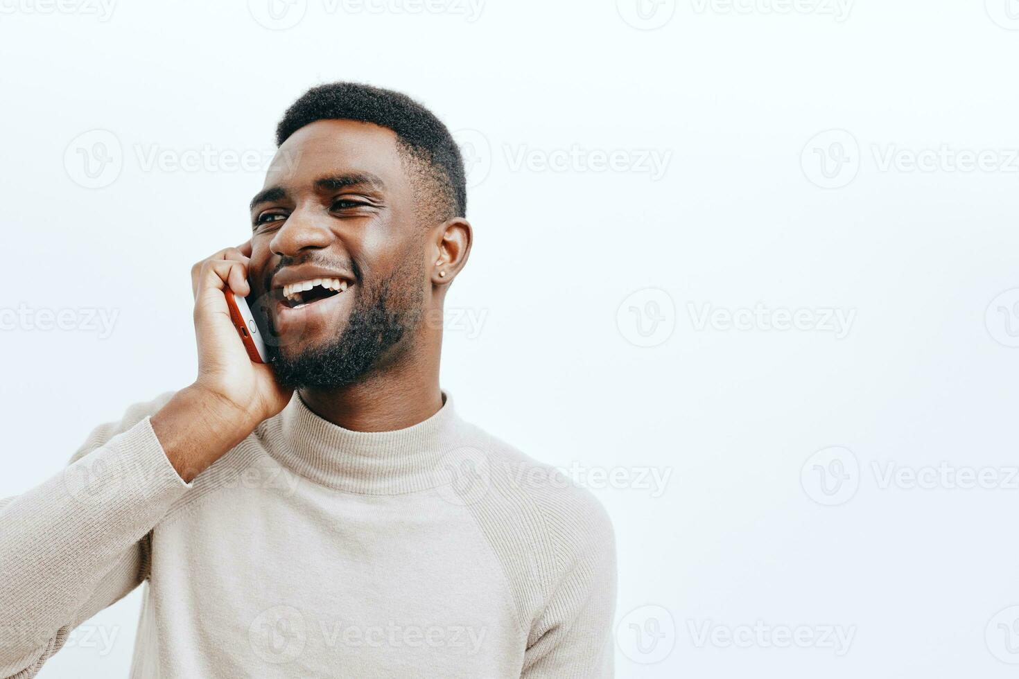 jovem homem sorrir Preto telefone célula africano feliz Móvel tecnologia homem de negocios foto