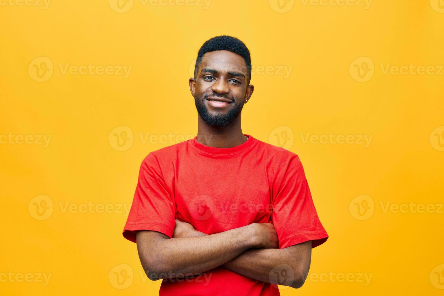 homem bege Preto americano laranja moda retrato cara estilo americano africano fundo vermelho foto