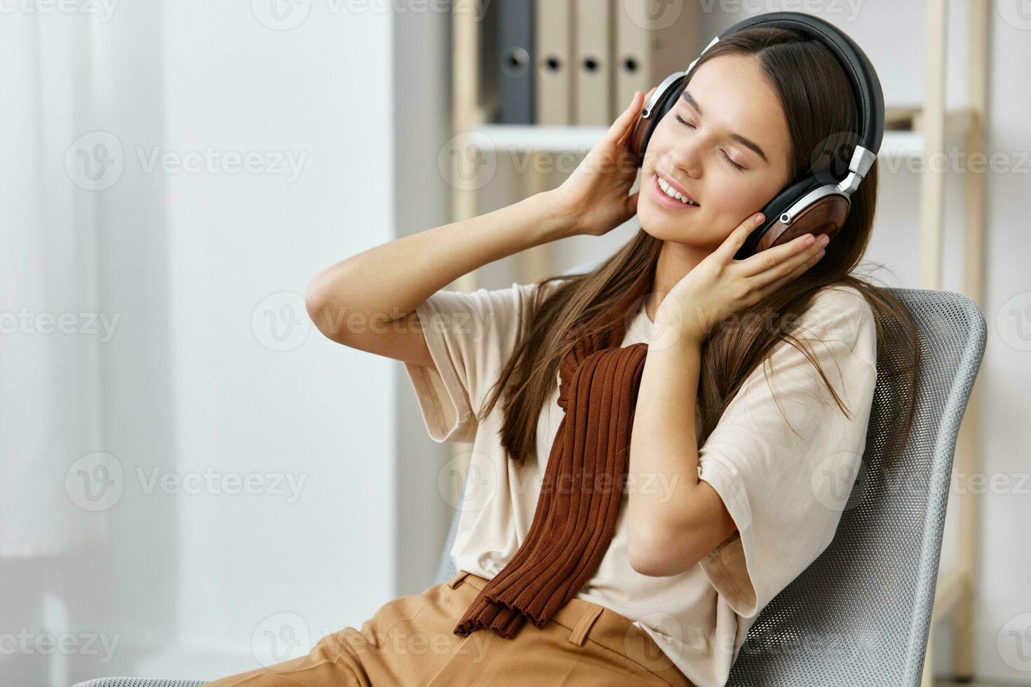 estilo de vida sorrir fones de ouvido telefone meditação Adolescência cadeira feliz menina música foto