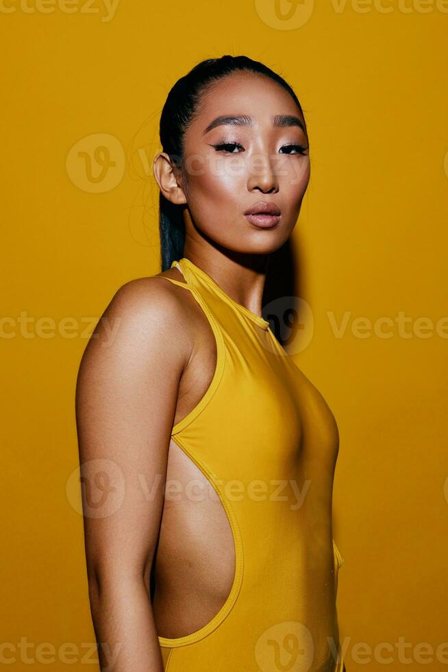 mulher retrato morena roupa de banho moda sorrir amarelo beleza surpreso na moda verão foto