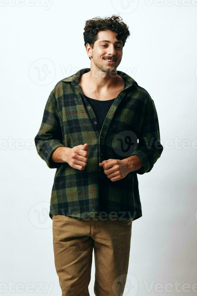 homem na moda hipster face copyspace feliz sorrir retrato bonito camisa moda foto