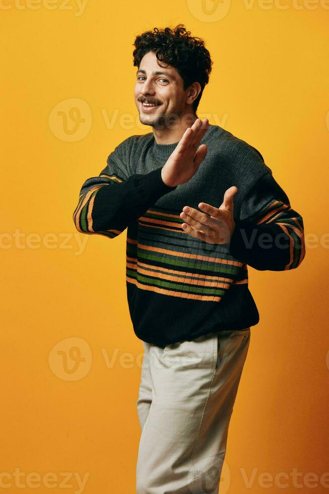 homem moda feliz retrato suéter fundo na moda laranja foto