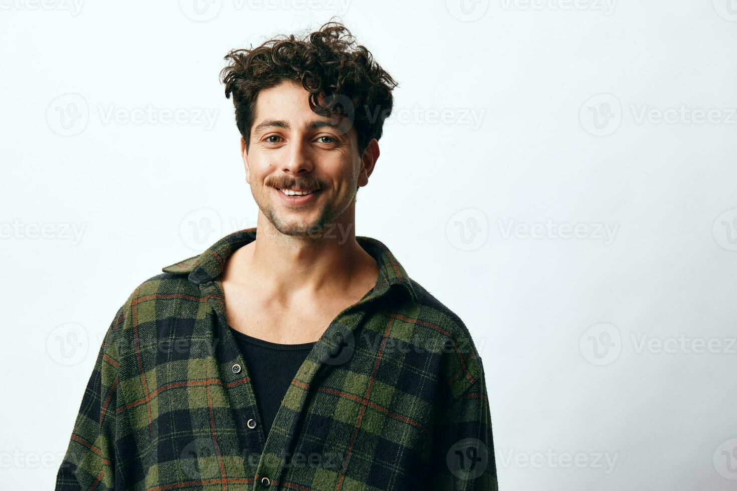 hipster homem lindo barba sorrir face camisa bonito modelo copyspace na moda cara retrato moda foto