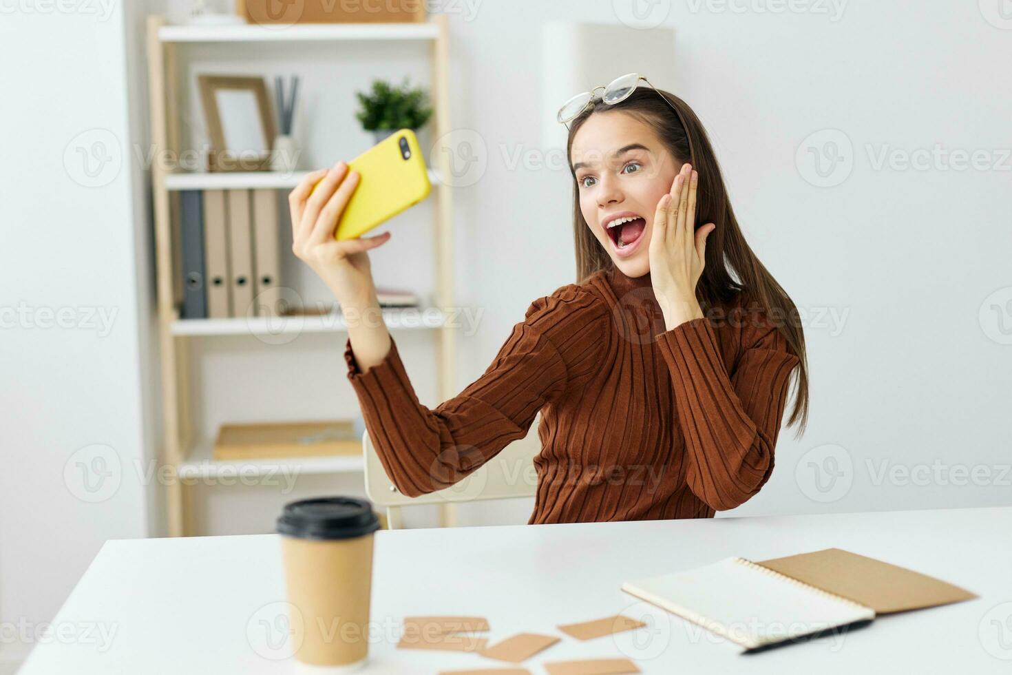 Aprendendo menina blogueiro aluna telefone jovem selfie sorrir computador portátil Educação foto