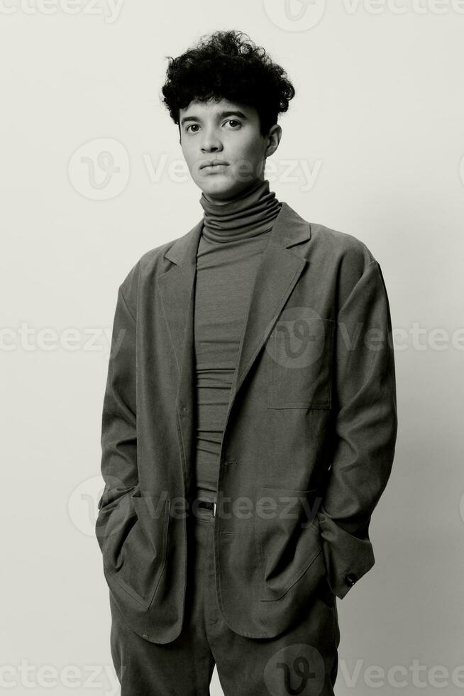 homem e Preto pessoa bonito roupas estúdio terno branco estilo pose moda Preto na moda homem de negocios foto