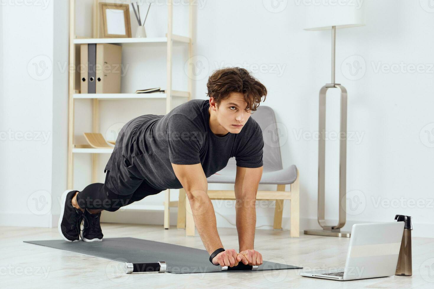homem saúde estilo de vida Treinamento casa halteres atividade esporte cinzento pessoa interior foto