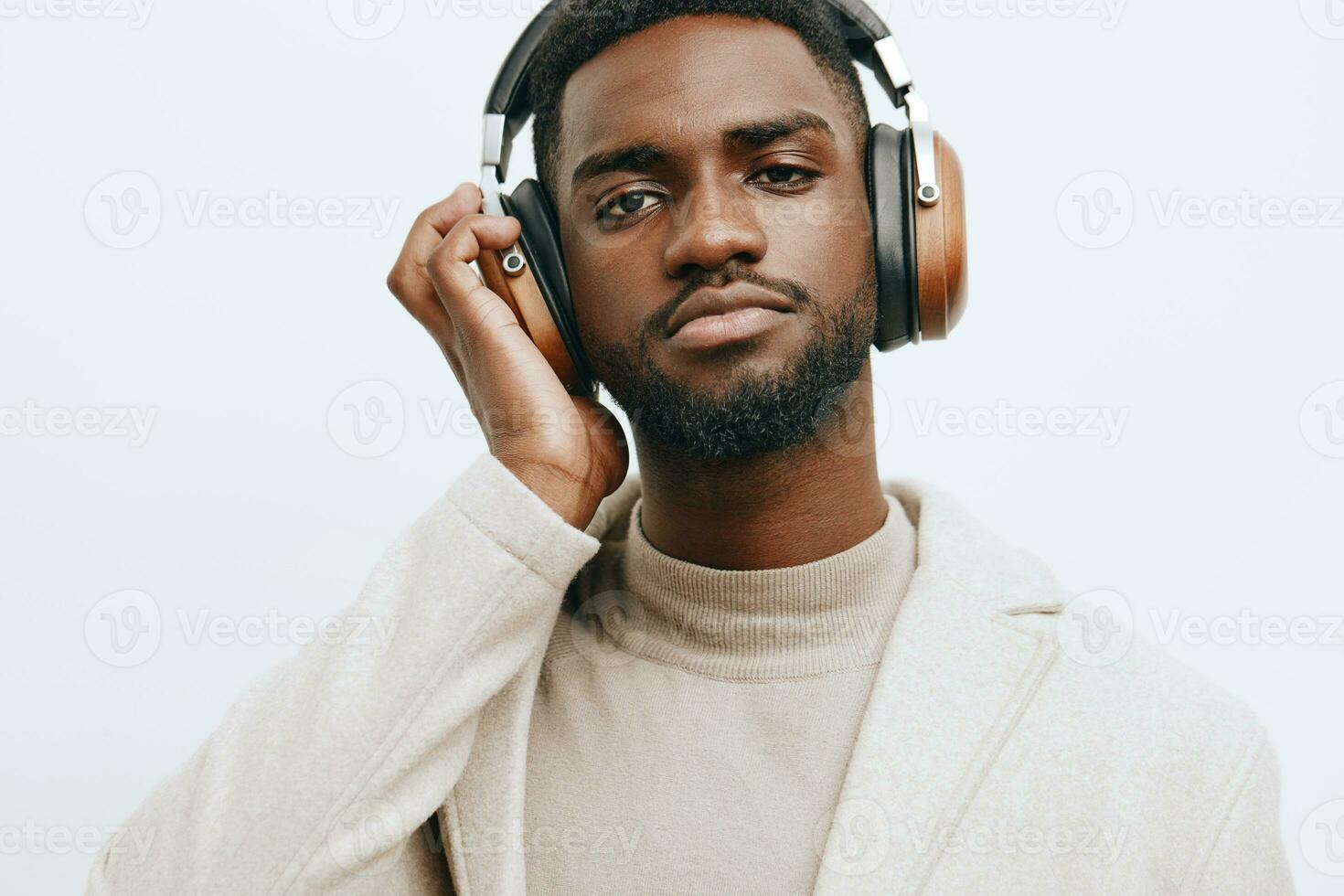 cabeça homem moda retrato posando fundo cara americano música Preto dj africano fones de ouvido foto