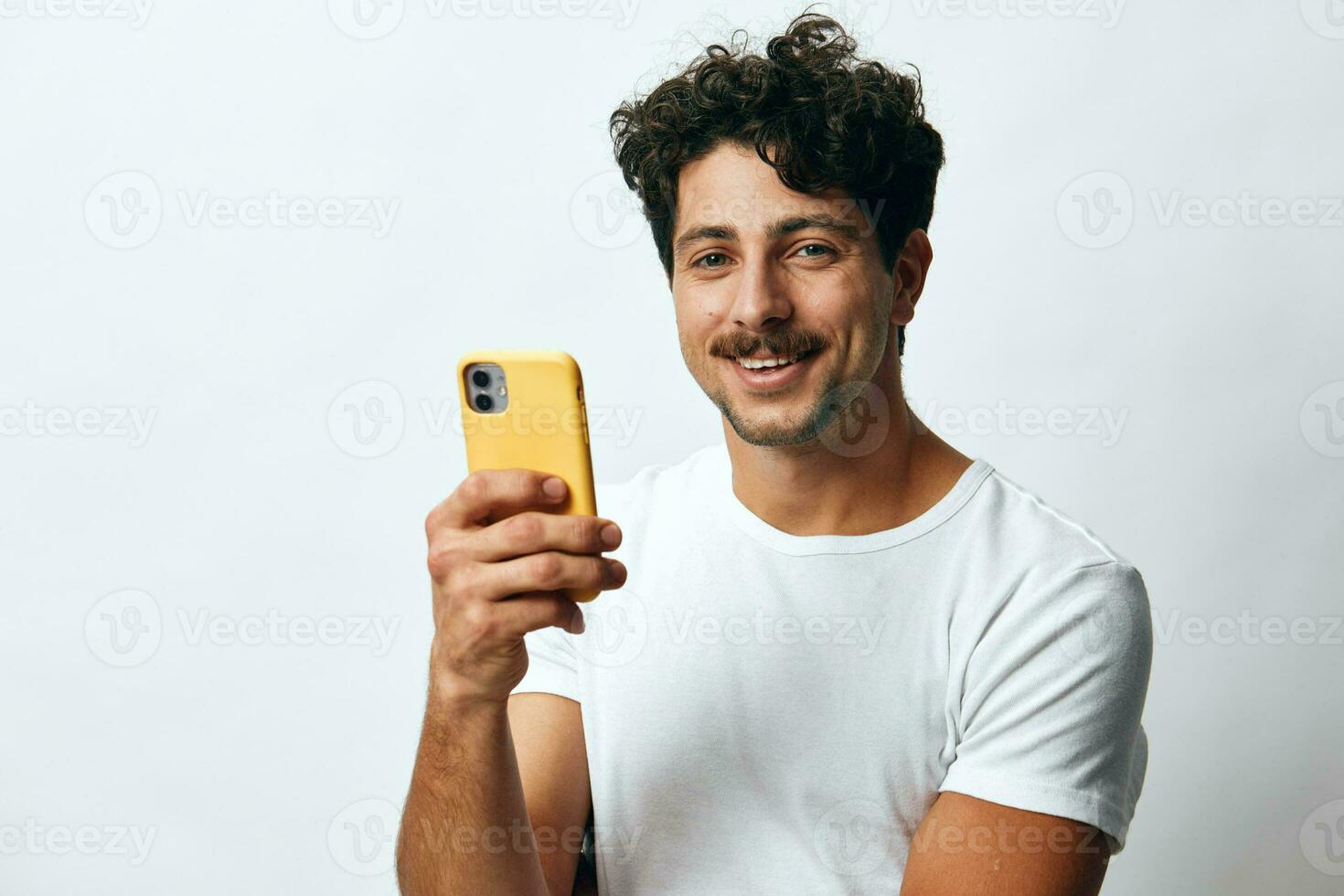 homem hipster tecnologia telefone mensagem conectados foto