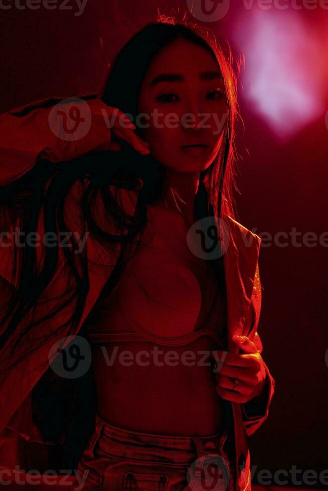 vermelho mulher colorida linda na moda abstrato conceito luz moda futuro arte néon noite retrato foto