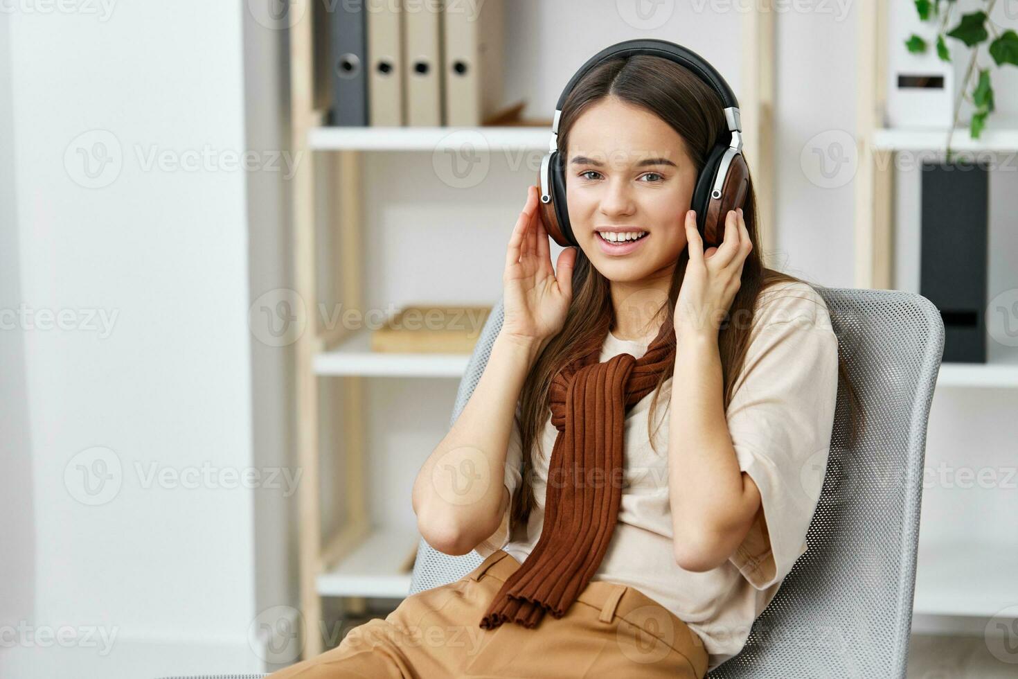 sorrir feliz fones de ouvido Adolescência telefone estilo de vida música menina meditação cadeira foto