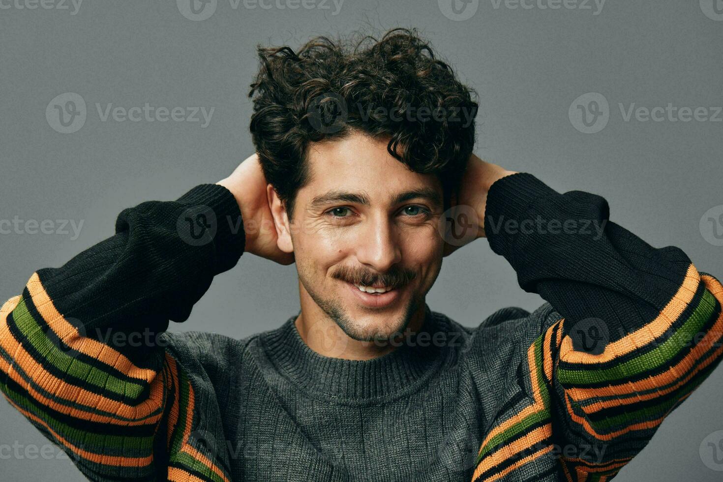 homem na moda lindo retrato face bonito moda copyspace sorrir hipster suéter foto