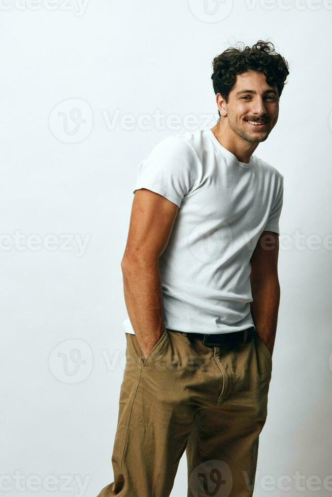 fundo homem camiseta isolado hipster retrato branco sorrir moda foto