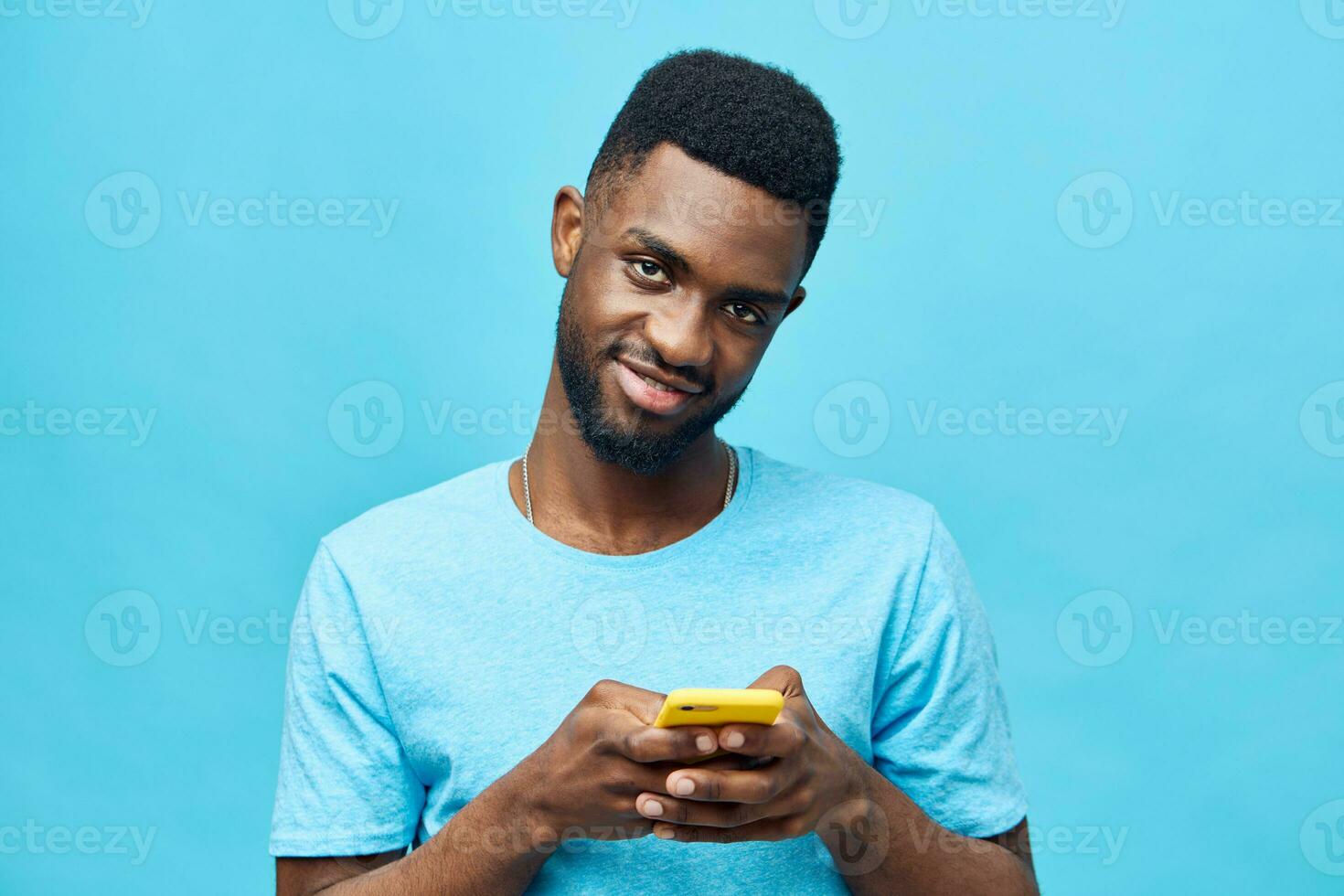 telefone homem propaganda Preto feliz Móvel jovem fundo africano tecnologia mensagens de texto sorrir foto