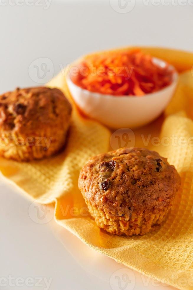 muffins de cenoura em um fundo branco. comida da moda, bolos caseiros ecológicos. foto