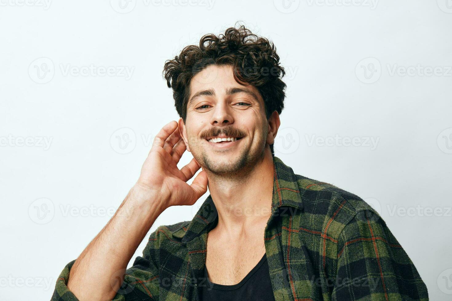 homem face mão copyspace na moda pessoa sorrir moda retrato camisa atraente maduro hipster bonito foto