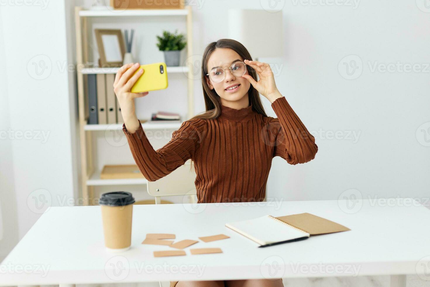 sorrir aluna menina jovem Educação computador portátil selfie telefone blogueiro Aprendendo foto