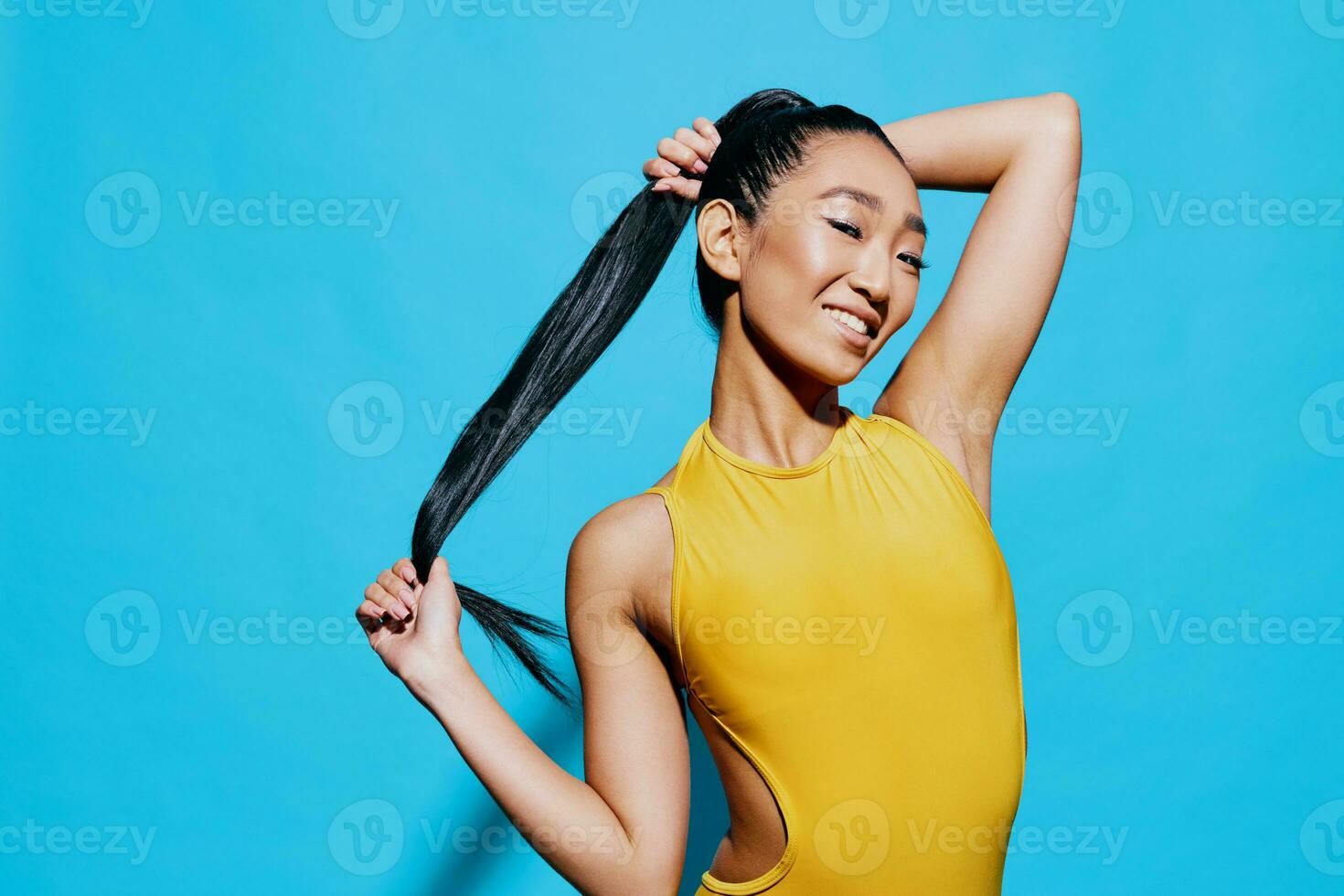 na moda mulher à moda sorrir surpreso beleza senhora cabelo amarelo azul estilo de vida retrato fofa moda foto