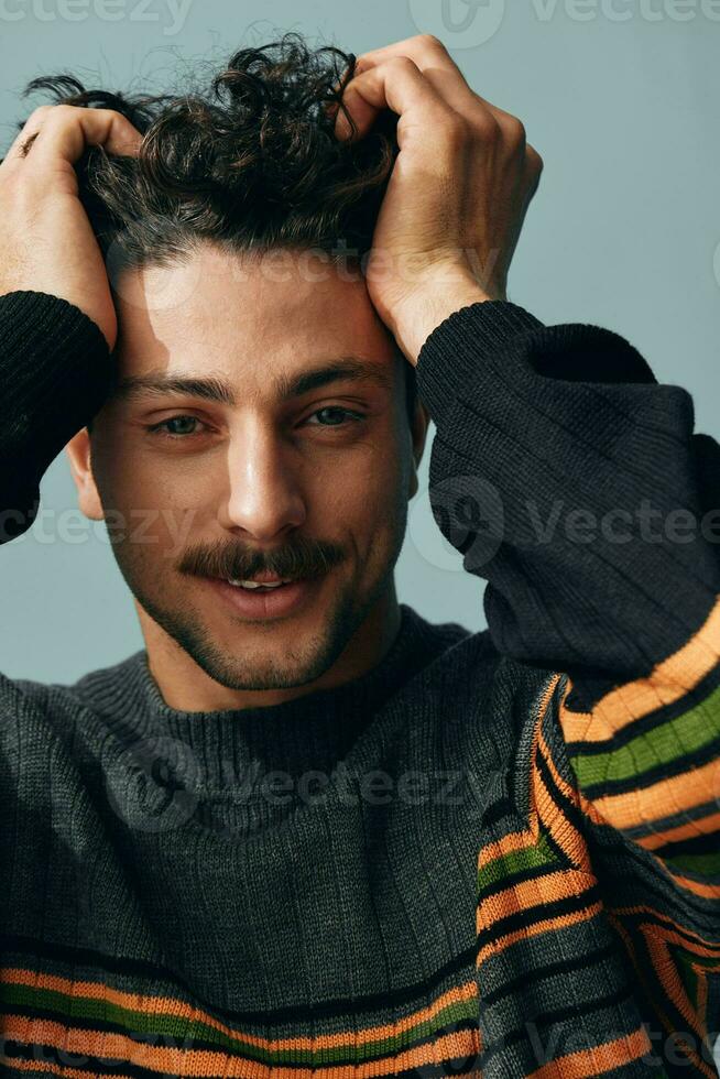 bonito homem face sorrir positivo na moda suéter modelo retrato copyspace hipster moda foto