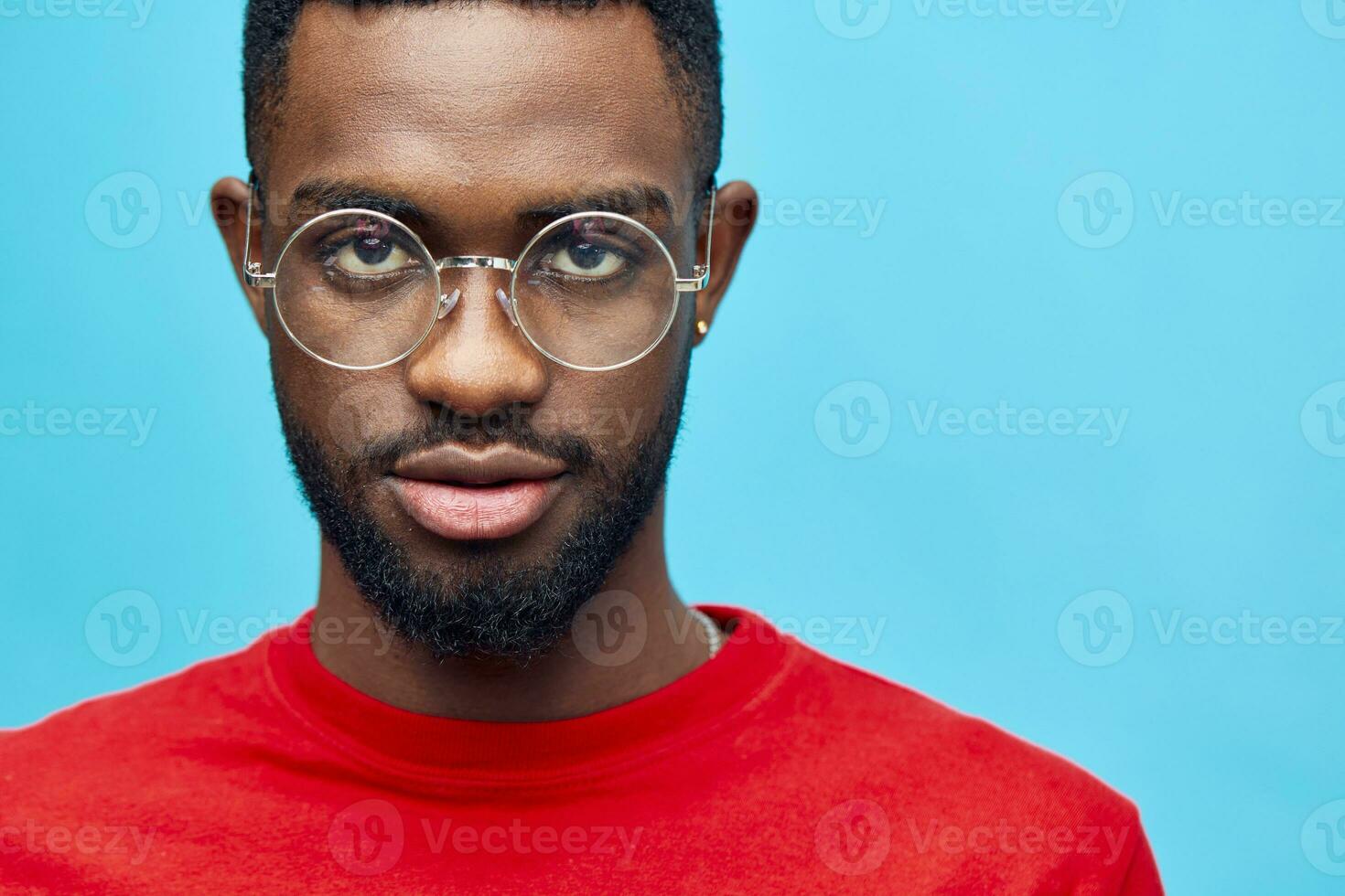 homem moda à moda brinco óculos retrato azul estilo americano africano modelo Preto foto