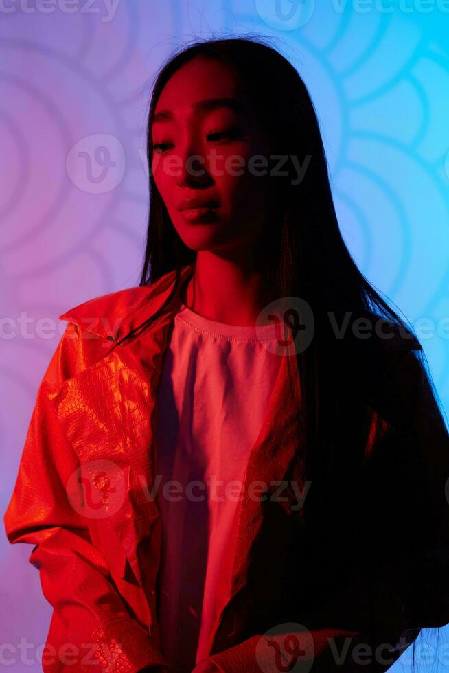 mulher fumaça jovem roxa conceito colorida luz retrato néon arte na moda senhora foto