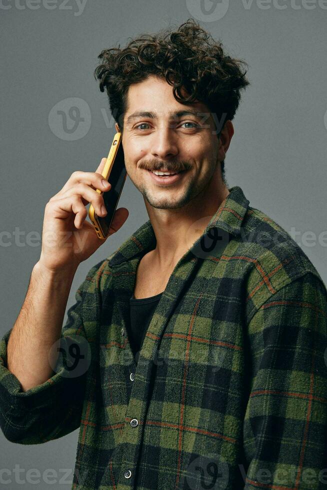 homem 1 feliz estúdio casual sério à moda sorrir telefone fundo caucasiano estilo de vida tecnologia cinzento foto