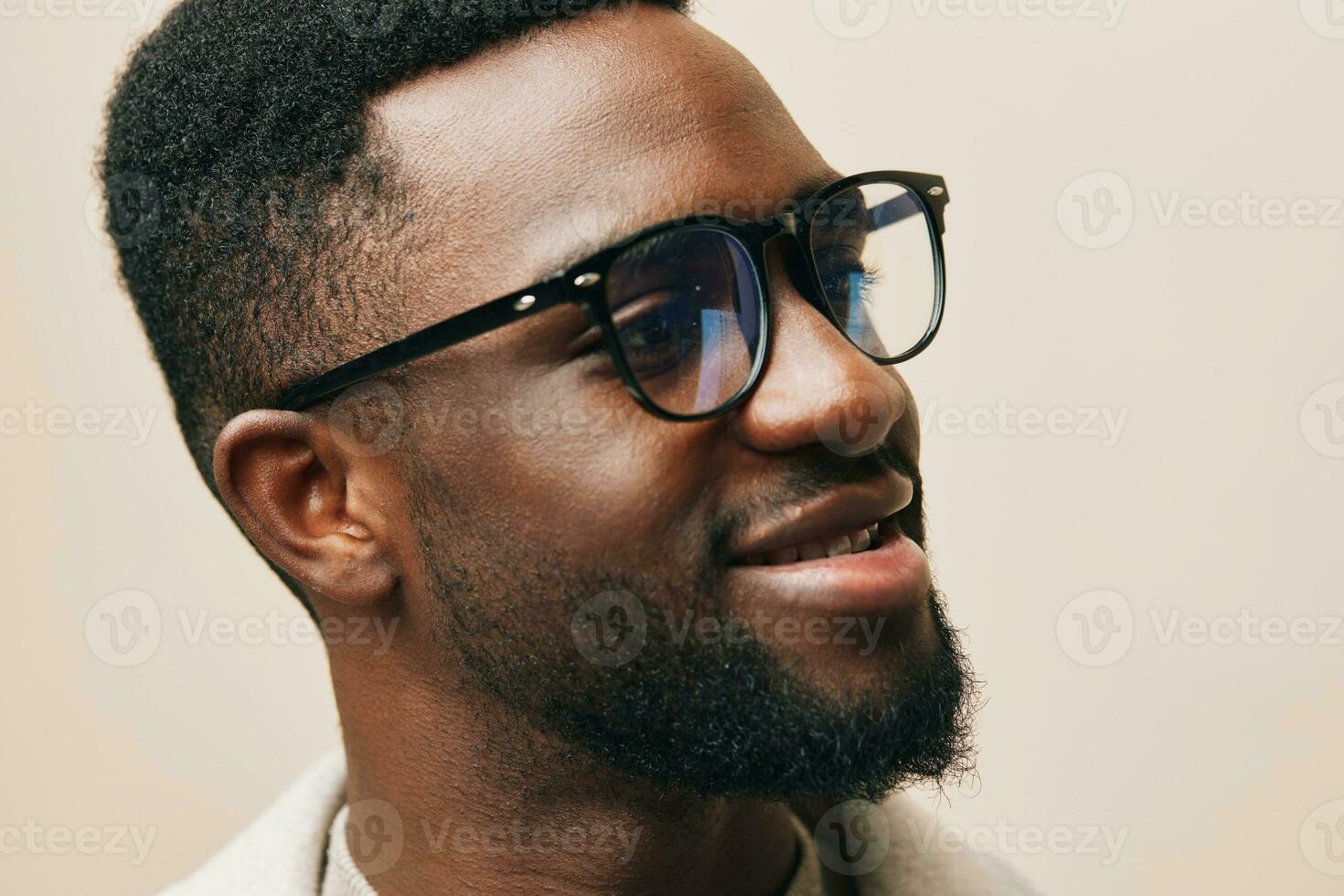 homem Preto sorrir americano africano estilo à moda modelo retrato Jaqueta moda bege foto