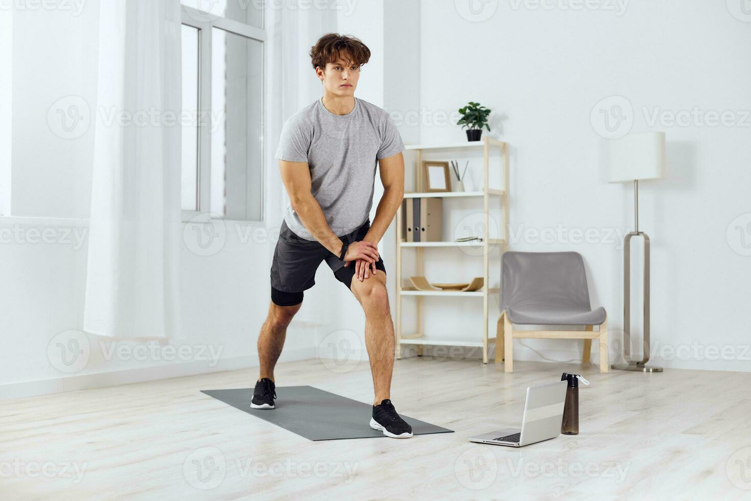 estilo de vida homem casa adulto esporte atividade halteres Treinamento cinzento saúde interior foto