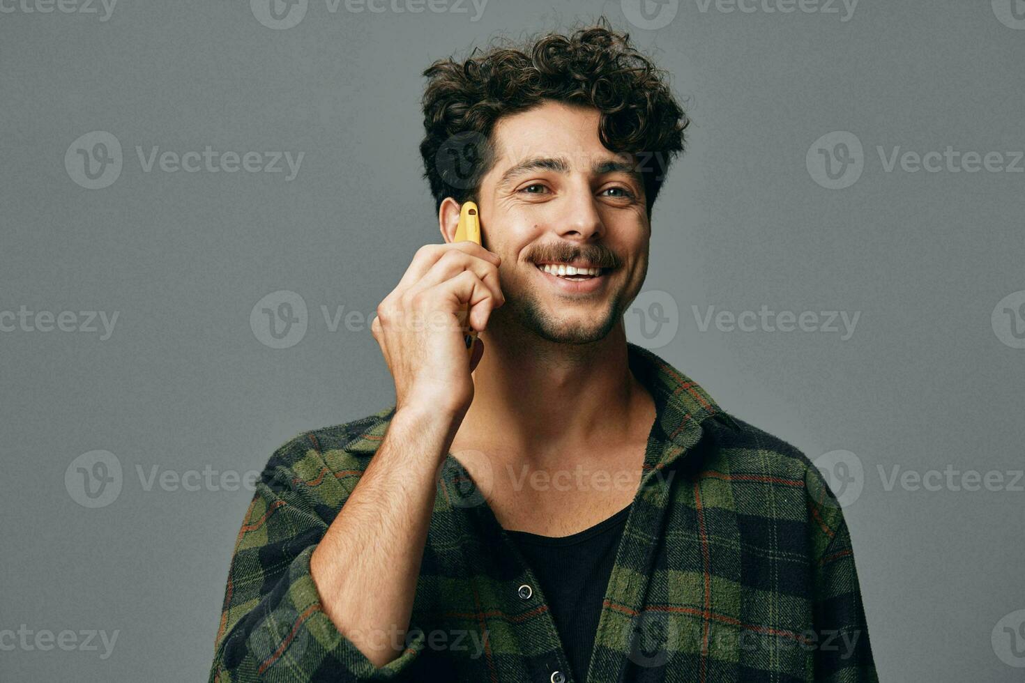 homem tecnologia feliz telefone à moda sorrir fundo atraente cinzento cabelo estúdio estilo de vida azul caucasiano foto