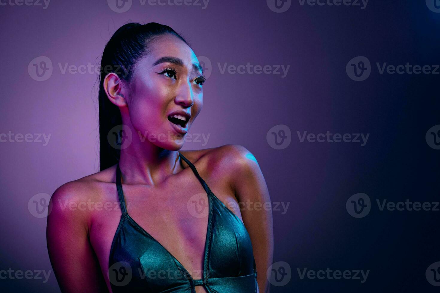 mulher roxa moda na moda néon discoteca colorida beleza estúdio modelo fêmea luz ásia azul foto