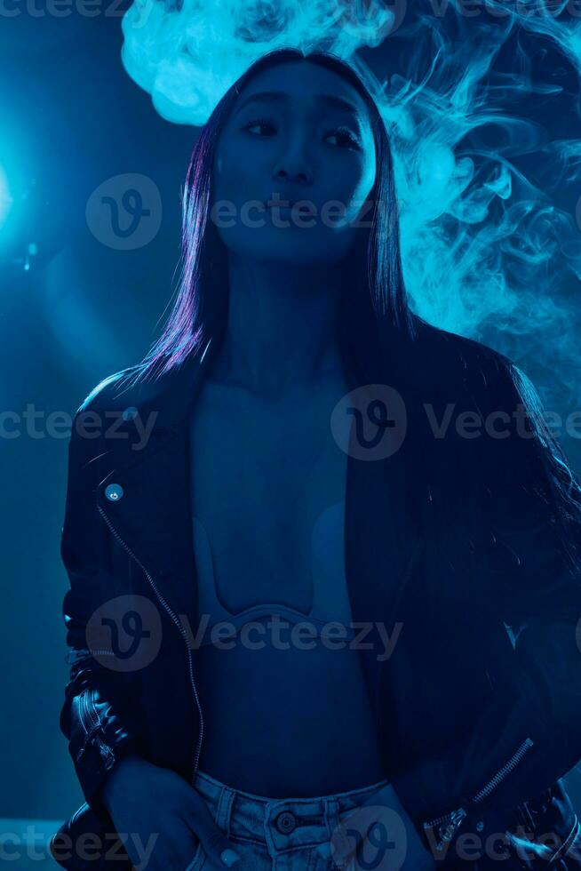 modelo mulher na moda luz branco arte roxa colorida conceito azul néon retrato adulto foto