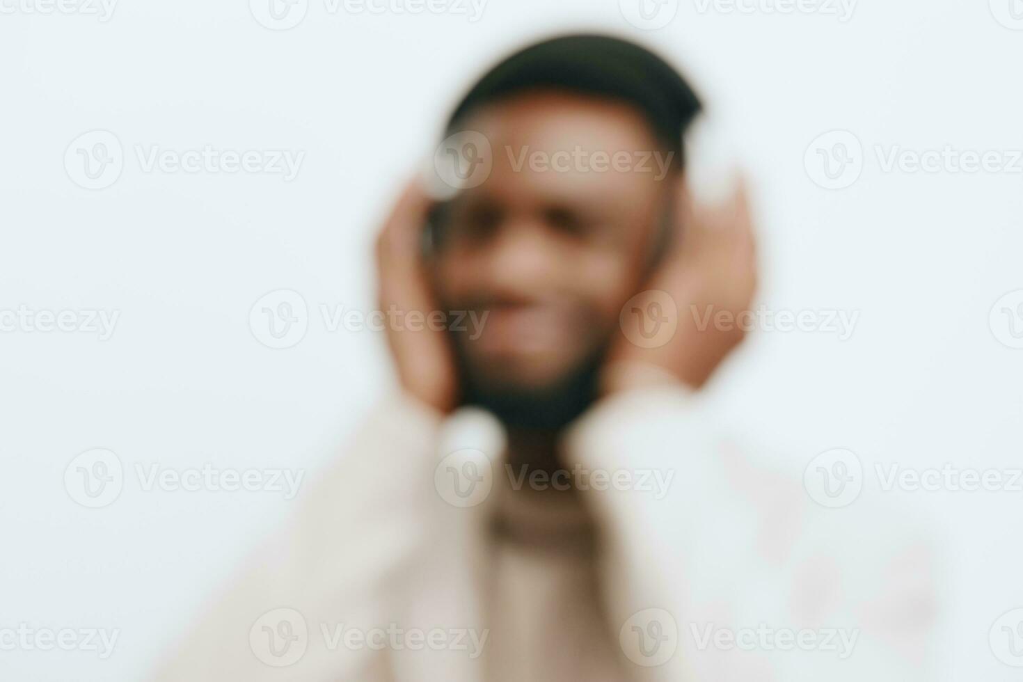 homem fones de ouvido americano dj retrato africano colorida música Preto fundo moda cara isolado foto