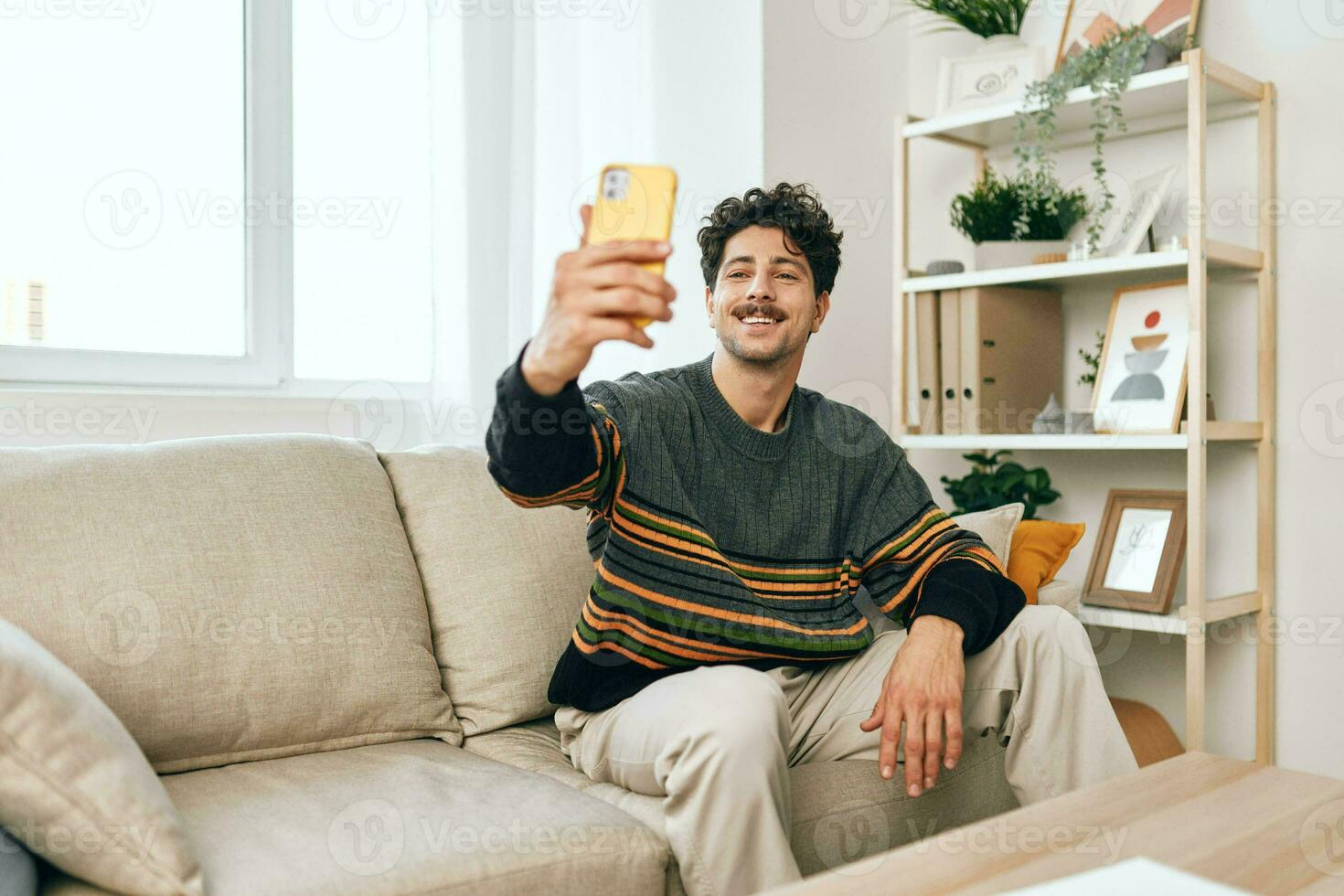 homem estilo de vida comunicação pessoa sofá mensagem selfie casa telefone digitando tecnologia foto