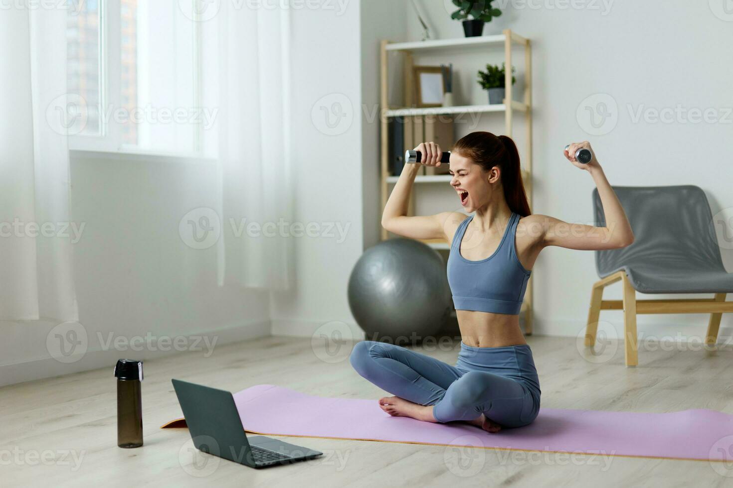 mulher ioga vídeo esteira lótus Treinamento pilates computador portátil saúde estilo de vida casa foto