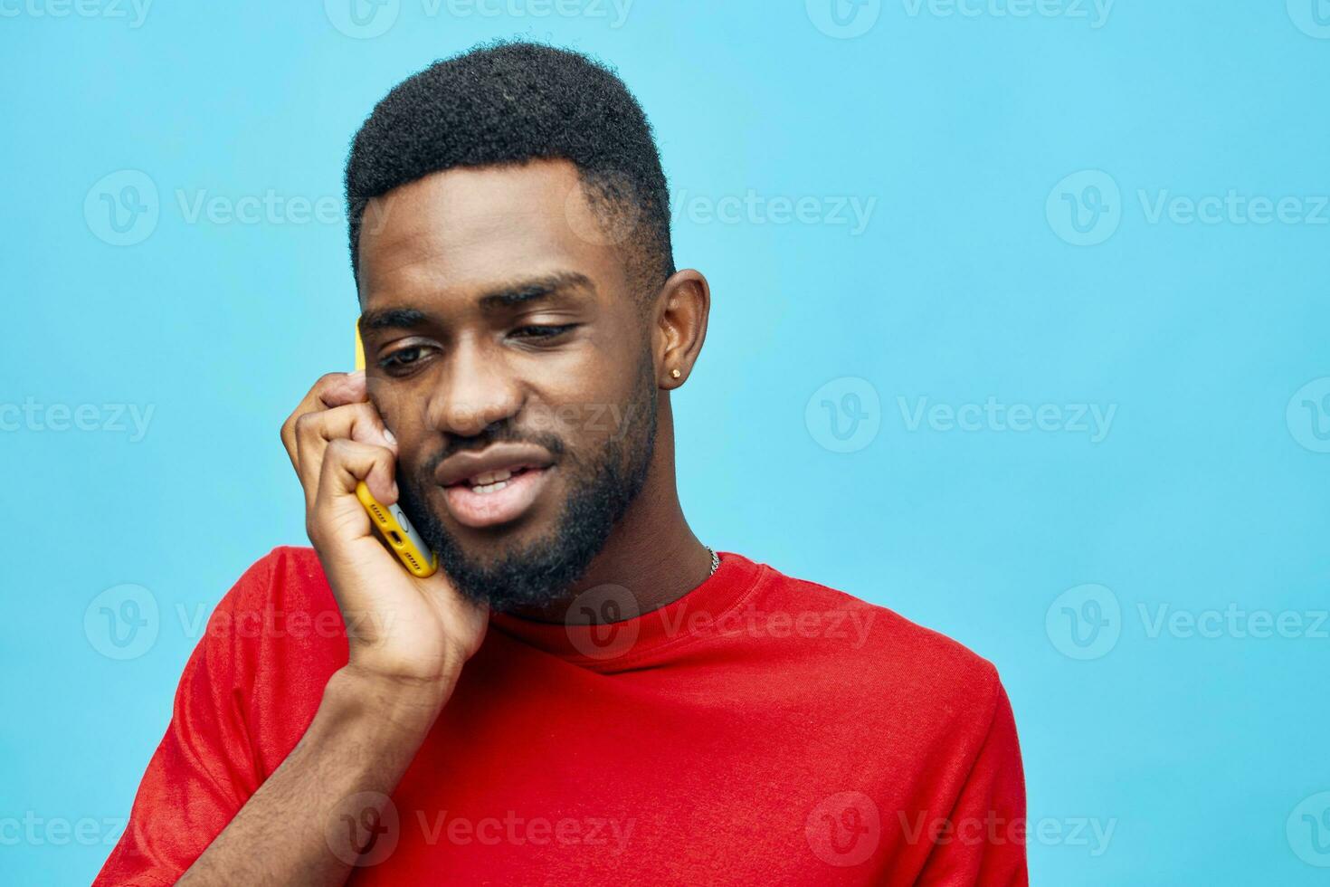 homem sorrir Preto jovem fundo tecnologia africano telefone feliz telefone Móvel afro Móvel foto