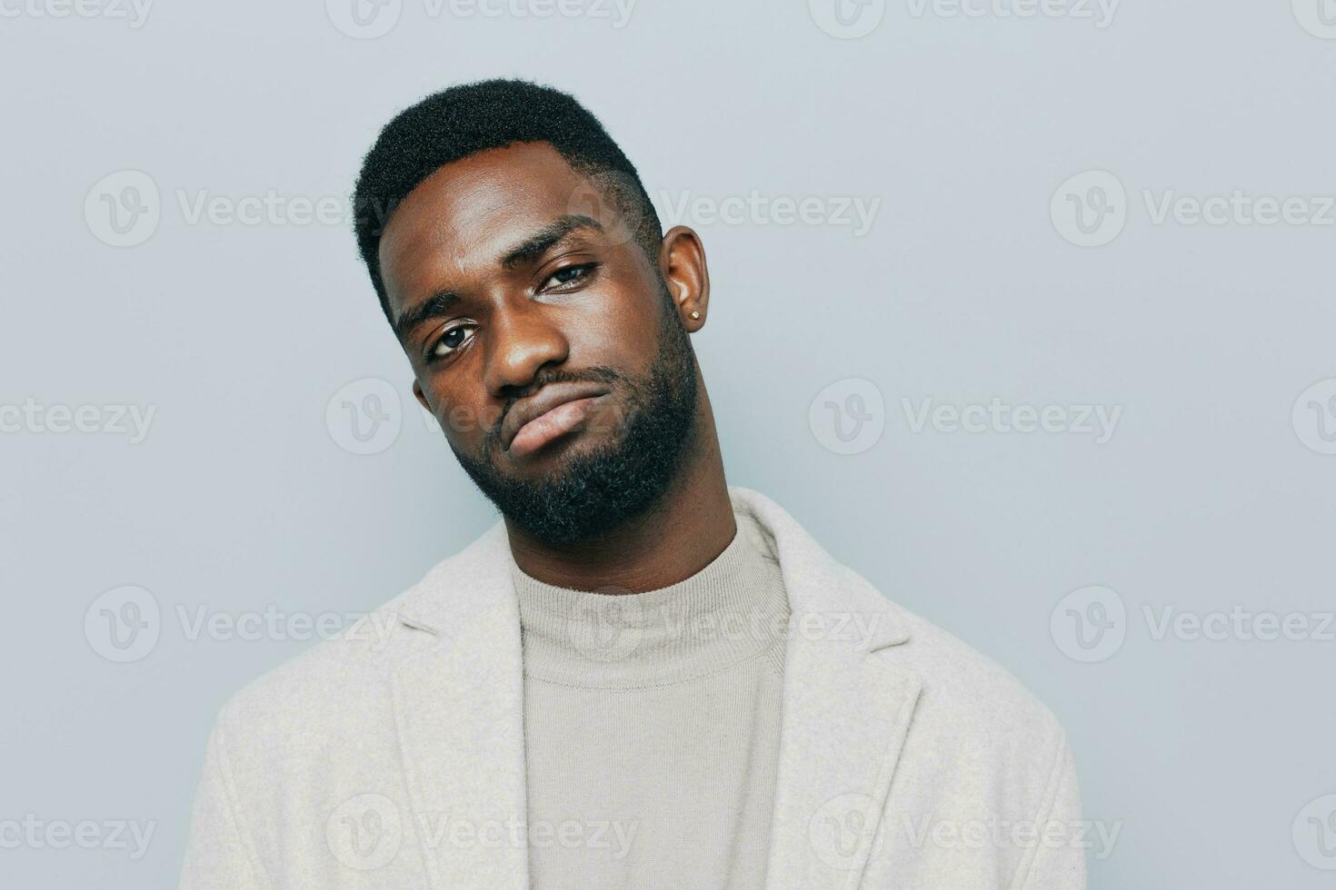 homem americano africano Preto sorridente confiante tiro jovem retrato emoção cabeça feliz sorrir foto