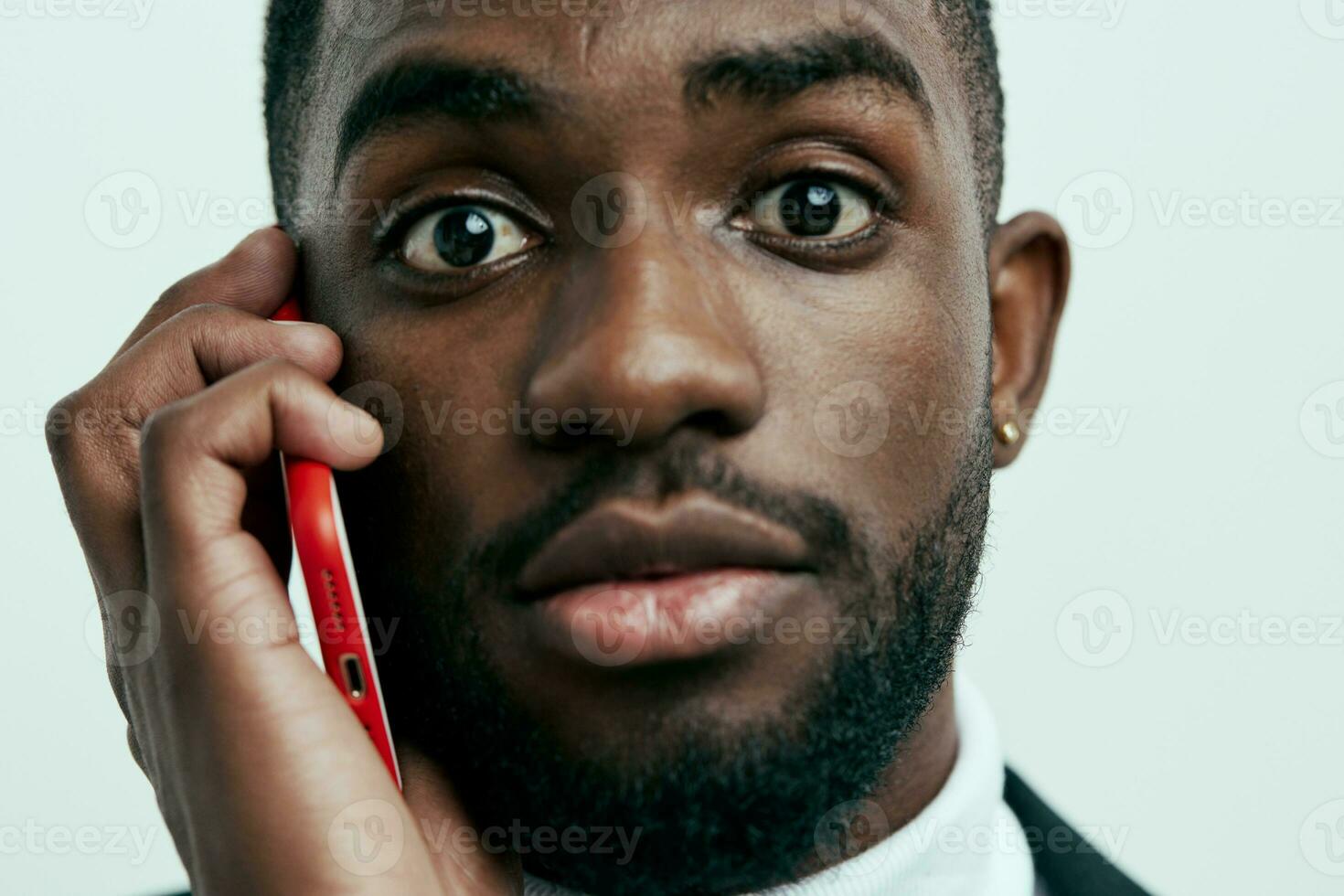 homem tecnologia sorrir jovem Preto telefone africano feliz homem de negocios Móvel em branco foto