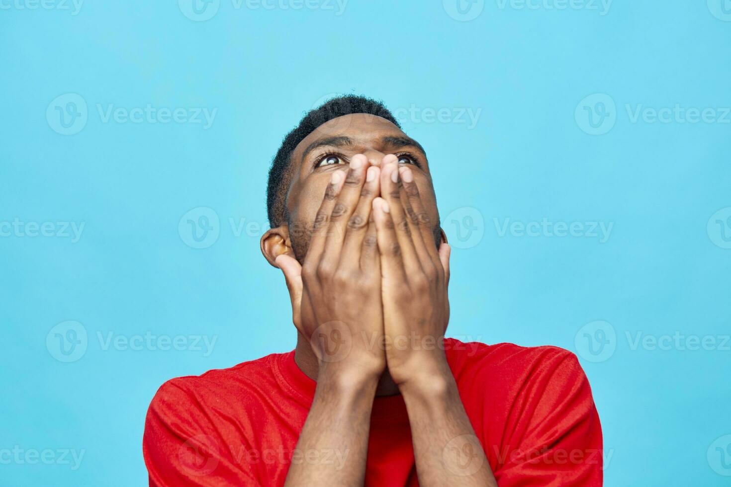 cara homem casual americano cabeça moda americano Preto azul fundo vermelho retrato africano foto