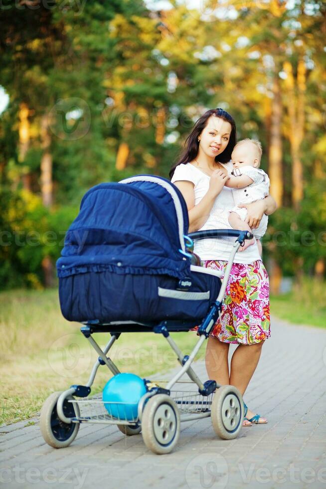 mãe e filho dentro a parque foto